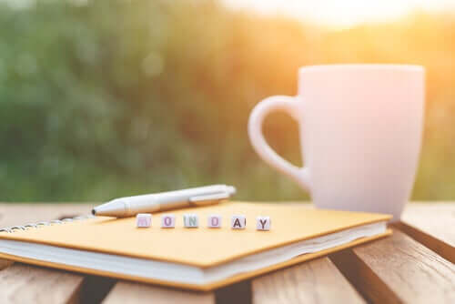 Une tasse à café et un carnet