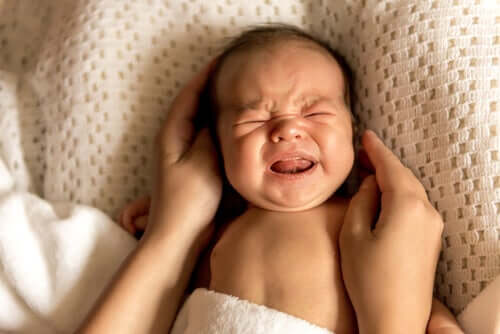 Un bébé en train de pleurer à cause du mythe de la terre sacrée