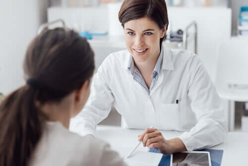 Une consultation médicale autour du coronavirus
