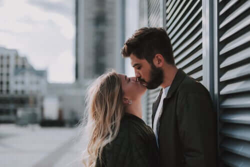 Deux personnes qui s'embrassent