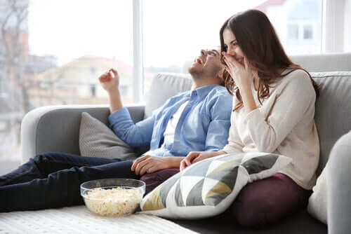 Maintenir la bonne humeur dans le couple pendant la quarantaine
