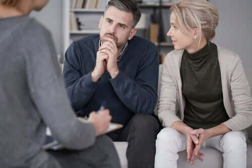 Une sexologue qui conseille un couple