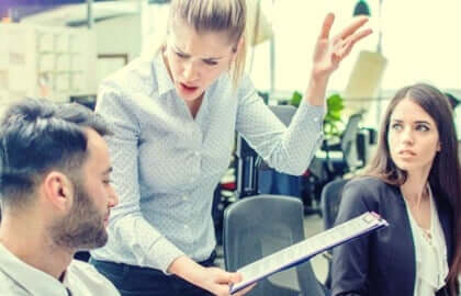 Une serveuse agressive