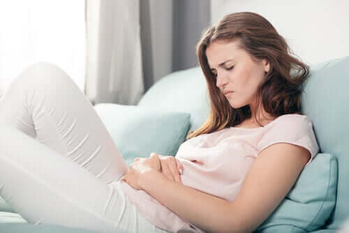 Un femme qui a une mauvaise digestion mentale