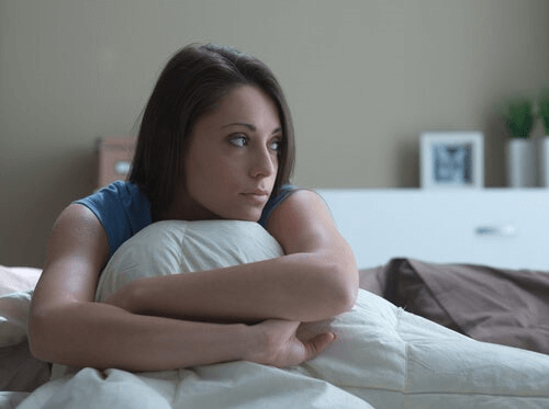 Une femme pensive au sujet du coronavirus