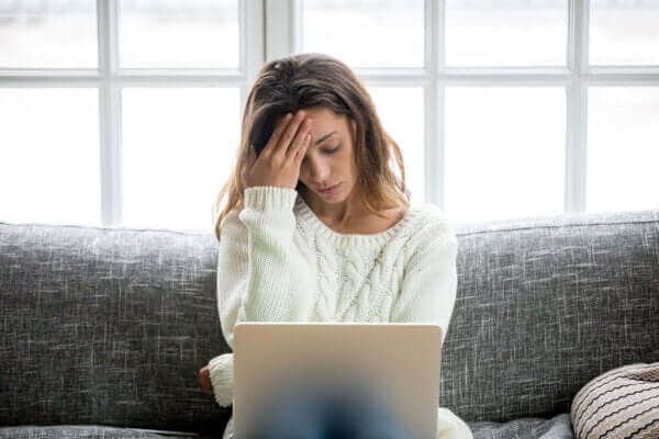 Une femme préoccupée devant son ordinateur