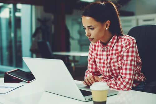 Une femme sur son ordinateur