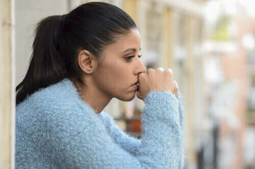 Une femme triste à cause du Blue Monday