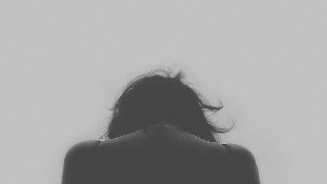 Une femme souffrant de la maladie mentale
