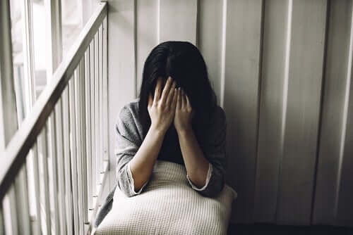 Une femme triste en plein affrontement du deuil