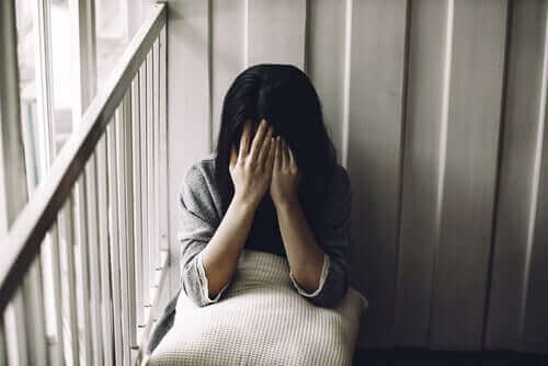 Une femme triste car elle n'accepte pas son corps