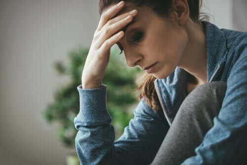 Une femme qui souffre de la co-addiction