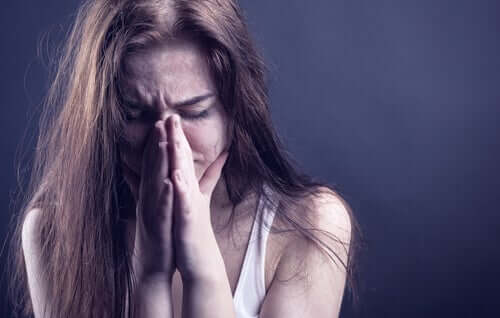Une femme pleurant car elle a subi la violence dans son enfance