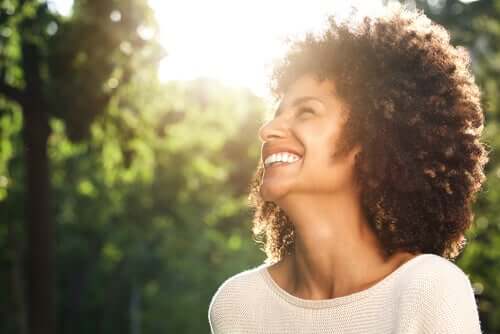 Une femme souriante qui a une vie heureuse
