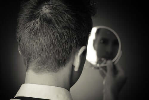 Un homme qui se regarde dans le miroir