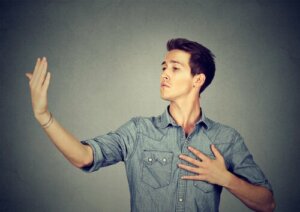 Le narcissisme est-il inné ou acquis ? La science a la réponse