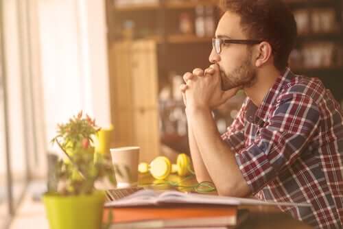 Un homme réfléchissant aux mythes que la majorité des gens croit