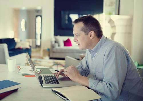 Un homme adoptant le télétravail