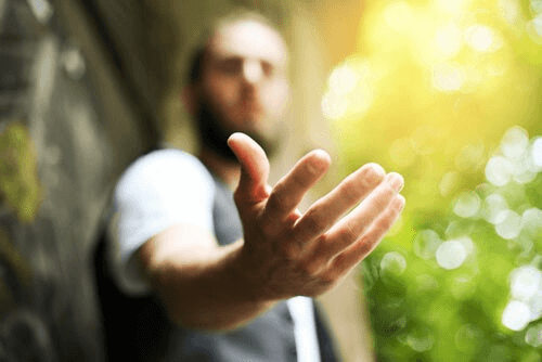 Un homme qui tend la main pour dire merci