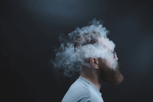 Un homme avec la tête pleine de fumée