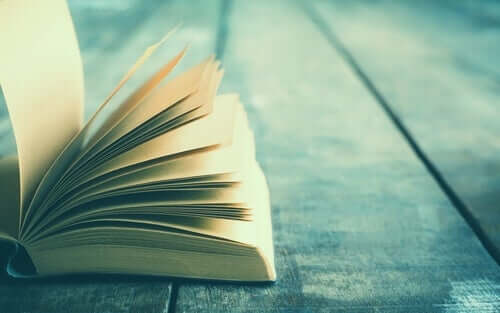 Un livre ouvert sur une table.