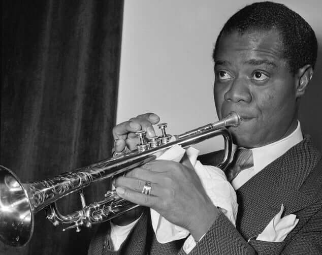 Louis Armstrong qui joue de la trompette