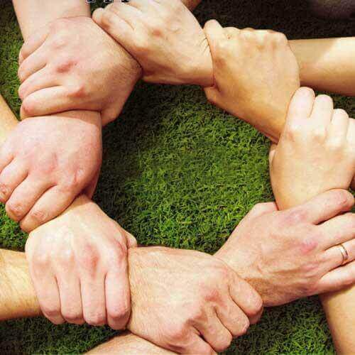 Des mains serrées représentant la psychologie communautaire