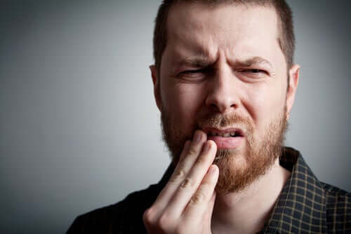 Un homme qui a mal aux dents