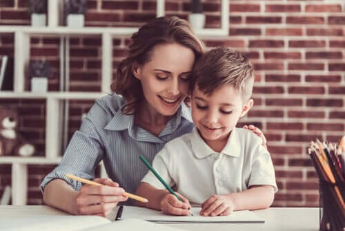 Une mère tentant de développer la créativité chez son fils