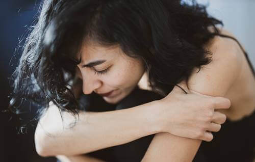 Une femme ayant besoin de pardonner