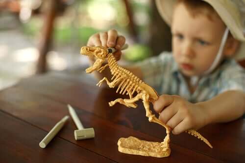 Les enfants sont souvent passionnés de dinosaures.