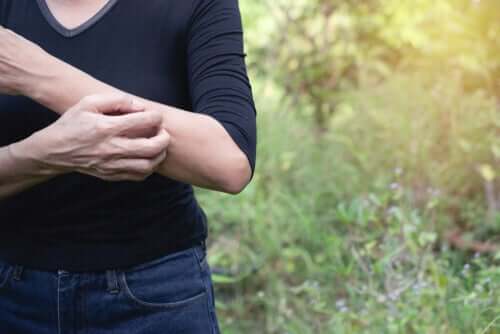 Une personne ayant des hallucinations tactiles
