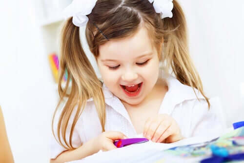 Une petite fille en plein passe-temps créatif