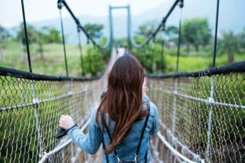 Une femme sur un pont
