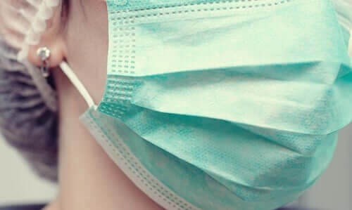 Les professionnels de santé portent des masques