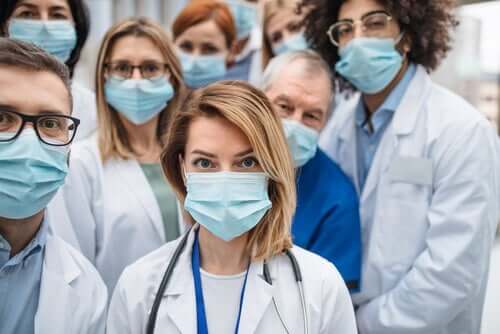Des professionnels de la santé avec masques à qui nous devons dire merci