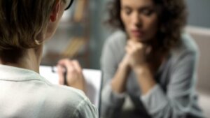 Pourquoi les femmes étudient davantage la psychologie ? 12 raisons neuroscientifiques