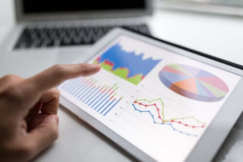 Une tablette avec des statistiques