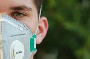 Le monde à travers un masque : l'impact psychologique