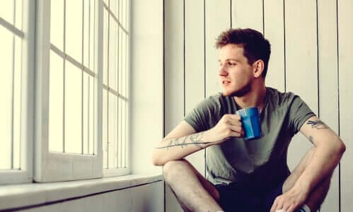 Un homme confiné affecté par le changement d'heure