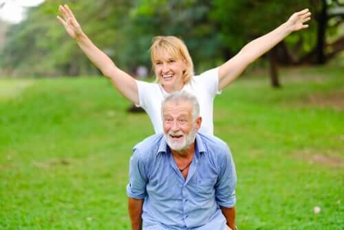 Le vieillissement actif d'un couple de personnes âgées