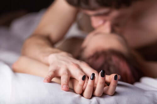 Un couple s'embrassant au lit