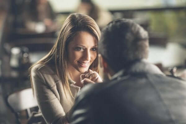 Le contact visuel entre une femme et un homme