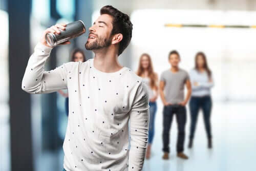 Un homme consommant des boissons stimulantes