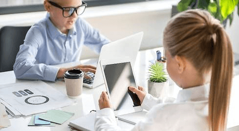 Deux enfants qui étudient à la maison pendant la pandémie
