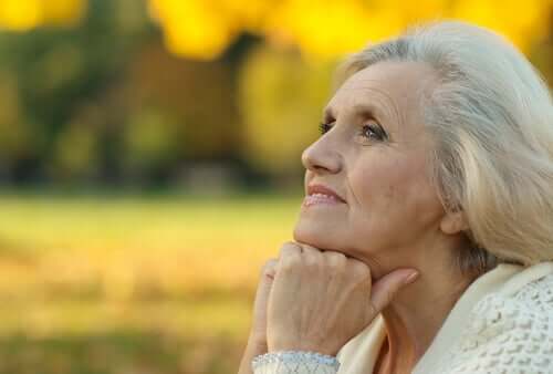 Une femme âgée réfléchissant au vieillissement actif
