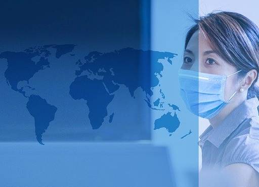 Une femme portant un masque pour faire face à la crise du coronavirus