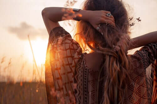 Une femme face au coucher de soleil