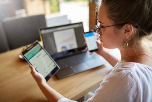 Une femme qui consulte les informations