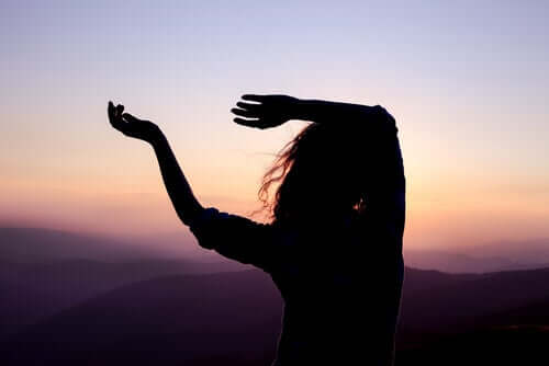 Une femme pratiquant la danse au coucher de soleil